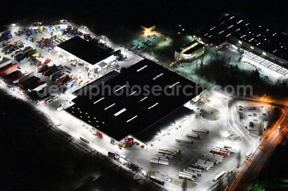 Aerial photograph at night Potsdam - Night view Warehouses and forwarding building Getraenke Essmann KG An der Brauerei in the district Potsdam Sued in Potsdam in the state Brandenburg