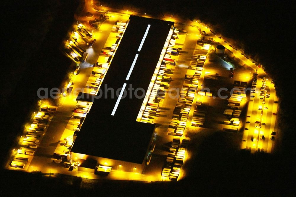 Osnabrück at night from the bird perspective: Night lighting Warehouses and forwarding building Heinrich Koch Internationale Spedition GmbH & Co. KG on Fuerstenauer Weg in Osnabrueck in the state Lower Saxony, Germany