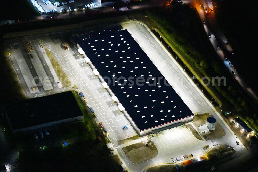 Hoppegarten at night from the bird perspective: Night lighting warehouse and forwarding building Digitalstrasse- Neuer Hoenower Weg on federal street B1 in the district Dahlwitz-Hoppegarten in Hoppegarten in the state Brandenburg, Germany