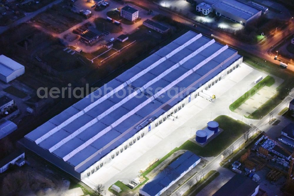 Hoppegarten at night from the bird perspective: Night view warehouses and forwarding building in the district Dahlwitz-Hoppegarten in Hoppegarten in the state Brandenburg