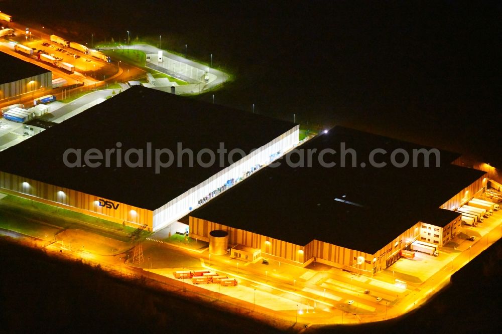 Leipzig at night from the bird perspective: Night lighting Warehouses and forwarding building of Schnellecke Modul- and Lieferantenzentrum GmbH Am Exer in the district Wahren in Leipzig in the state Saxony, Germany