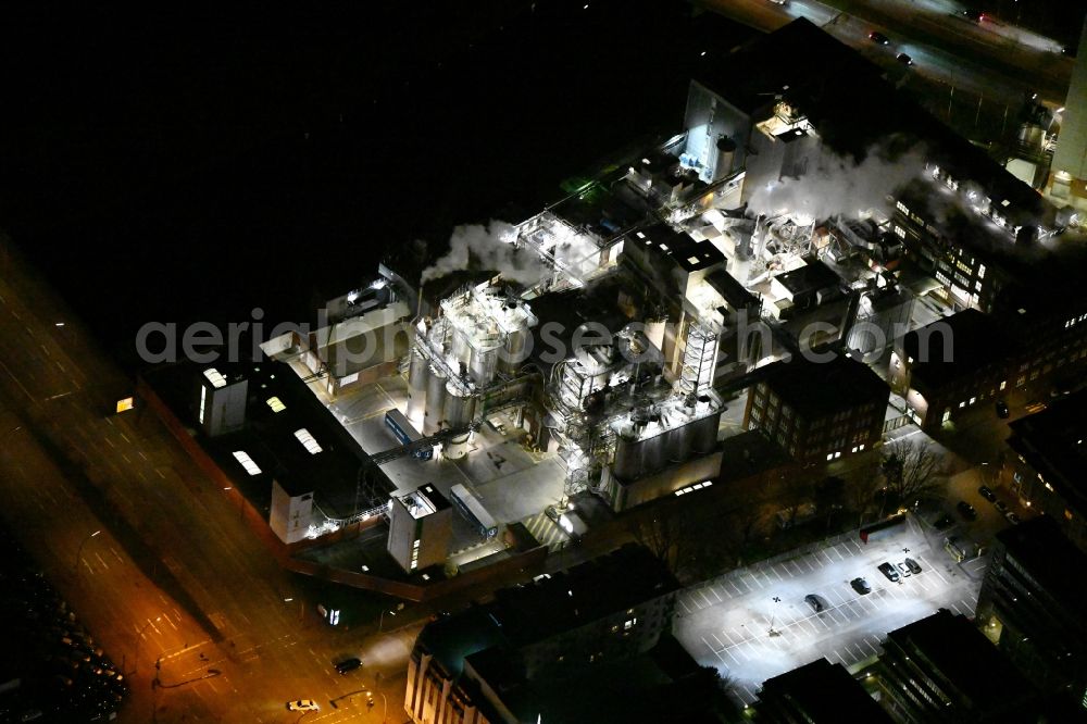 Hamburg at night from the bird perspective: Night lighting buildings and production halls on the food manufacturer's premises of Ingredion Germany GmbH on street Amsinckstrasse - Gruener Deich in the district Hammerbrook in Hamburg, Germany