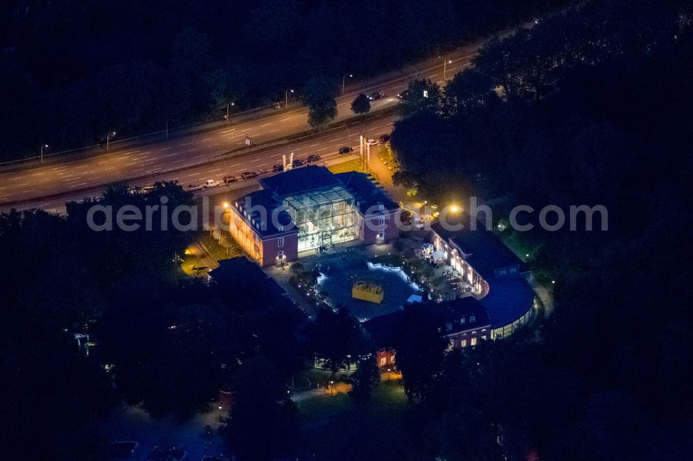 Oberhausen at night from the bird perspective: Night lighting Palace LUDWIGGALERIE - Schloss Oberhausen on Konrad-Adenauer-Allee in Oberhausen in the state North Rhine-Westphalia, Germany