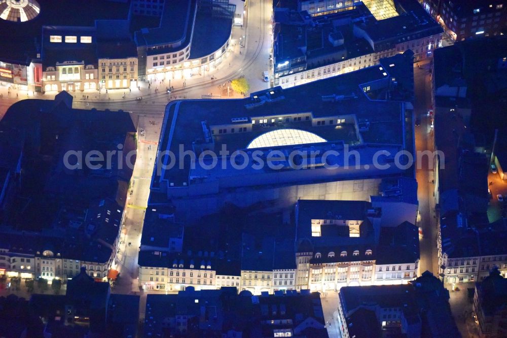 Aerial photograph at night Schwerin - Night lighting Building of the shopping center Marienplatz Galerie in Schwerin in the state Mecklenburg - Western Pomerania, Germany