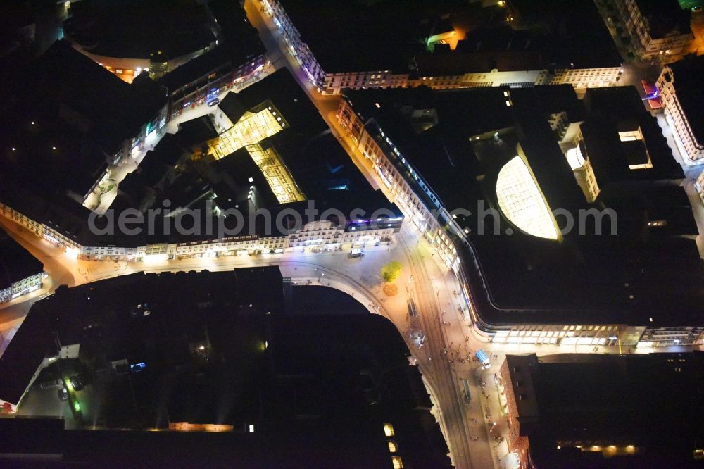 Schwerin at night from the bird perspective: Night lighting Building of the shopping center Marienplatz Galerie in Schwerin in the state Mecklenburg - Western Pomerania, Germany