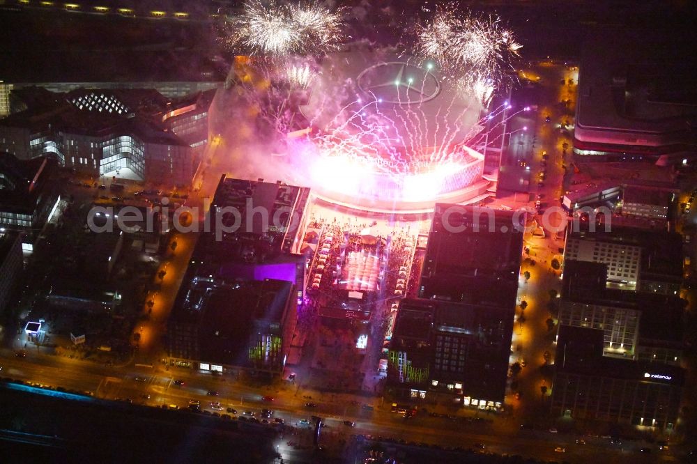 Berlin at night from the bird perspective: Night lighting Arena Mercedes-Benz-Arena on Friedrichshain part of Berlin. The former O2 World - now Mercedes-Benz-Arena - is located in the Anschutz Areal, a business and office space on the riverbank