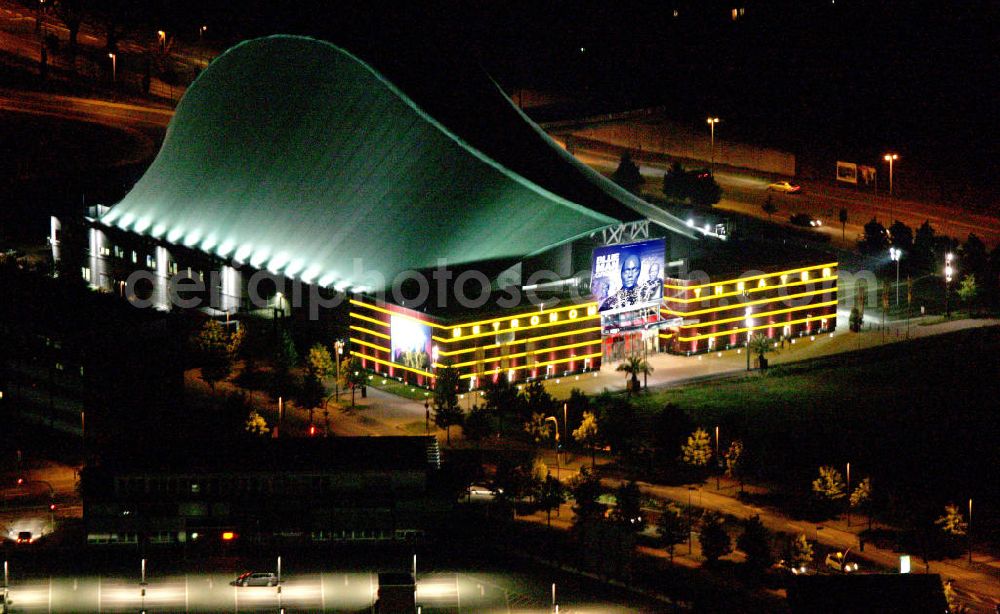 Aerial image at night Oldenburg - Nachtluftbild vom Areal des Metronom Theater in Oberhausen. Die Spielstätte für Musicals wurde 1999 anlässlich des Musicals Tabaluga & Lilli gebaut, wobei das auffällige Dach einem Drachenkopf nachempfunden ist. Im Jahr 2005 erfolgte ein Umbau zur Vergrößerung des Theaters. Zur Aufnahmezeit des Bildes gastierte ein Teilensembles der Blue Man Group.View of the metronome Theater in Oberhausen. The venue for musicals was built in 1999 on the occasion of the musical Tabaluga & Lilli with the striking roof a dragon's head. In 2005 a renovation was carried out to increase the theater.