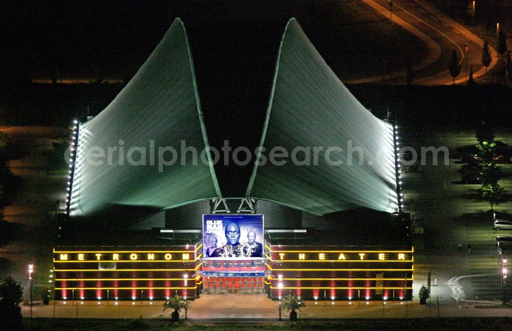 Oldenburg at night from above - Nachtluftbild vom Areal des Metronom Theater in Oberhausen. Die Spielstätte für Musicals wurde 1999 anlässlich des Musicals Tabaluga & Lilli gebaut, wobei das auffällige Dach einem Drachenkopf nachempfunden ist. Im Jahr 2005 erfolgte ein Umbau zur Vergrößerung des Theaters. Zur Aufnahmezeit des Bildes gastierte ein Teilensembles der Blue Man Group.View of the metronome Theater in Oberhausen. The venue for musicals was built in 1999 on the occasion of the musical Tabaluga & Lilli with the striking roof a dragon's head. In 2005 a renovation was carried out to increase the theater.