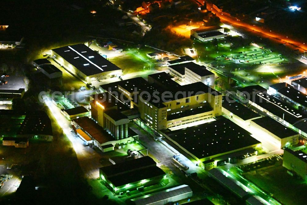 Aerial photograph at night Waltershausen - Night lighting buildings and production halls on the vehicle construction of Multicar site in Waltershausen in the state Thuringia, Germany