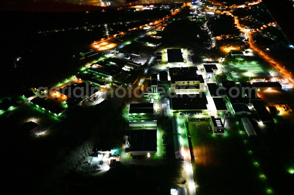 Aerial photograph at night Waltershausen - Night lighting buildings and production halls on the vehicle construction of Multicar site in Waltershausen in the state Thuringia, Germany