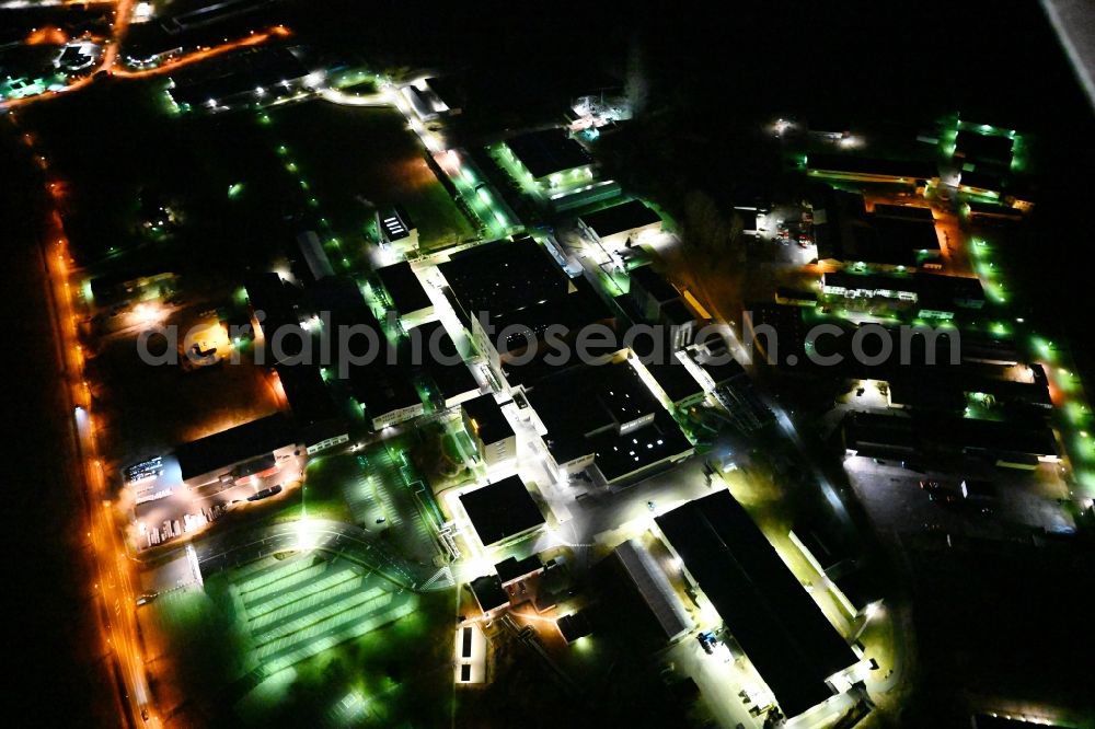 Waltershausen at night from the bird perspective: Night lighting buildings and production halls on the vehicle construction of Multicar site in Waltershausen in the state Thuringia, Germany