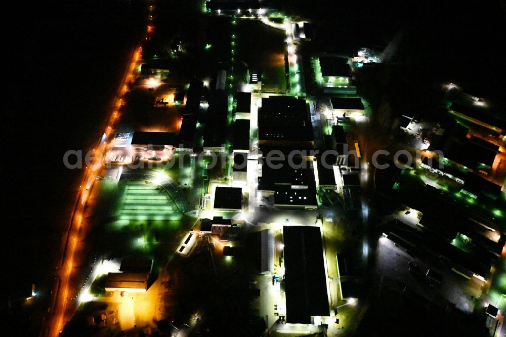 Aerial photograph at night Waltershausen - Night lighting buildings and production halls on the vehicle construction of Multicar site in Waltershausen in the state Thuringia, Germany