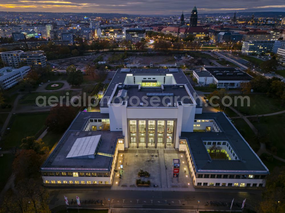 Aerial photograph at night Dresden - Night lighting museum building ensemble Deutsches Hygiene-Museum in the street Lingnerplatz in Dresden in the state Saxony