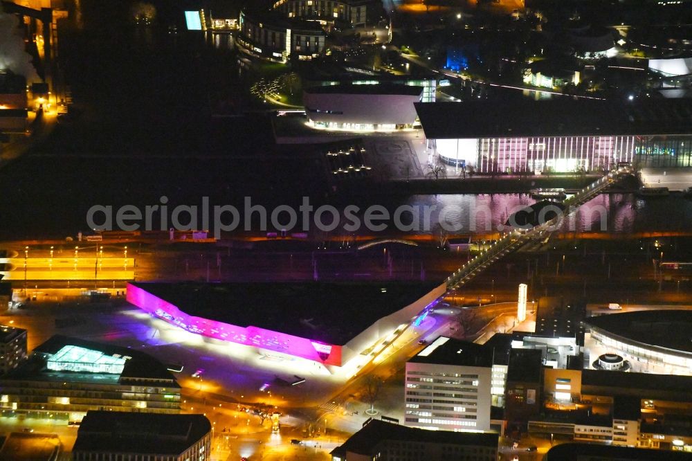 Wolfsburg at night from above - Night lighting Museum building ensemble Phaeno Science Center on Willy-Brandt-Platz in the district Stadtmitte in Wolfsburg in the state Lower Saxony, Germany