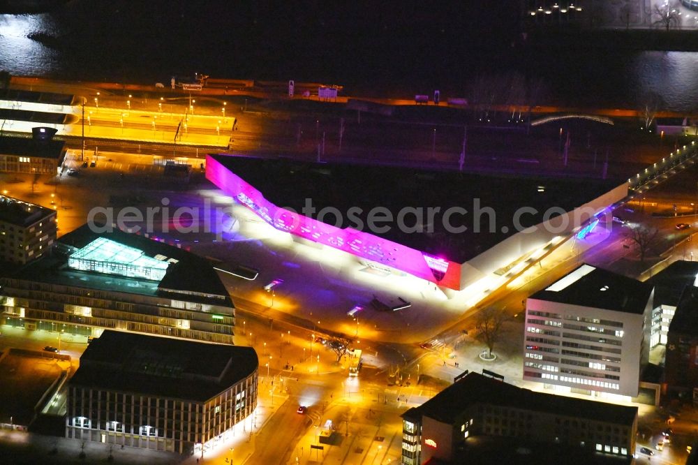 Wolfsburg at night from the bird perspective: Night lighting Museum building ensemble Phaeno Science Center on Willy-Brandt-Platz in the district Stadtmitte in Wolfsburg in the state Lower Saxony, Germany