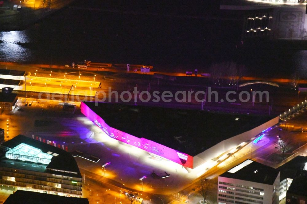 Aerial image at night Wolfsburg - Night lighting Museum building ensemble Phaeno Science Center on Willy-Brandt-Platz in the district Stadtmitte in Wolfsburg in the state Lower Saxony, Germany