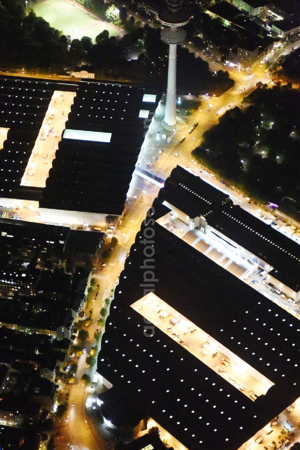 Hamburg at night from the bird perspective: Night view of tv- tower on Exhibition grounds and exhibition halls of the Hamburg Messe und Congress GmbH in Hamburg