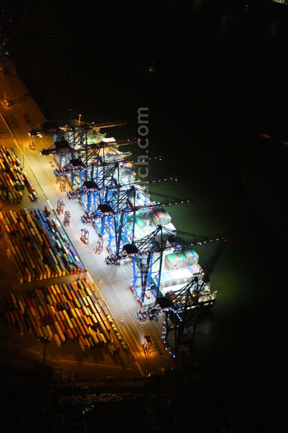 Hamburg at night from the bird perspective: Night view of Container Terminal in the port of the international port of HHLA Logistics Container Terminal Eurogate in Hamburg