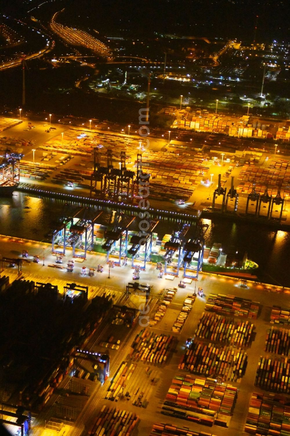 Hamburg at night from the bird perspective: Night view of Container Terminal in the port of the international port of HHLA Logistics Container Terminal Eurogate in Hamburg