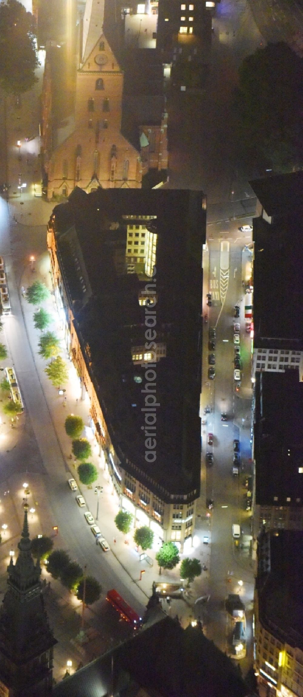 Aerial photograph at night Hamburg - Night- lighting of an Office building in the Moenckbergstrasse and the Rahthausstrasse in Hamburg