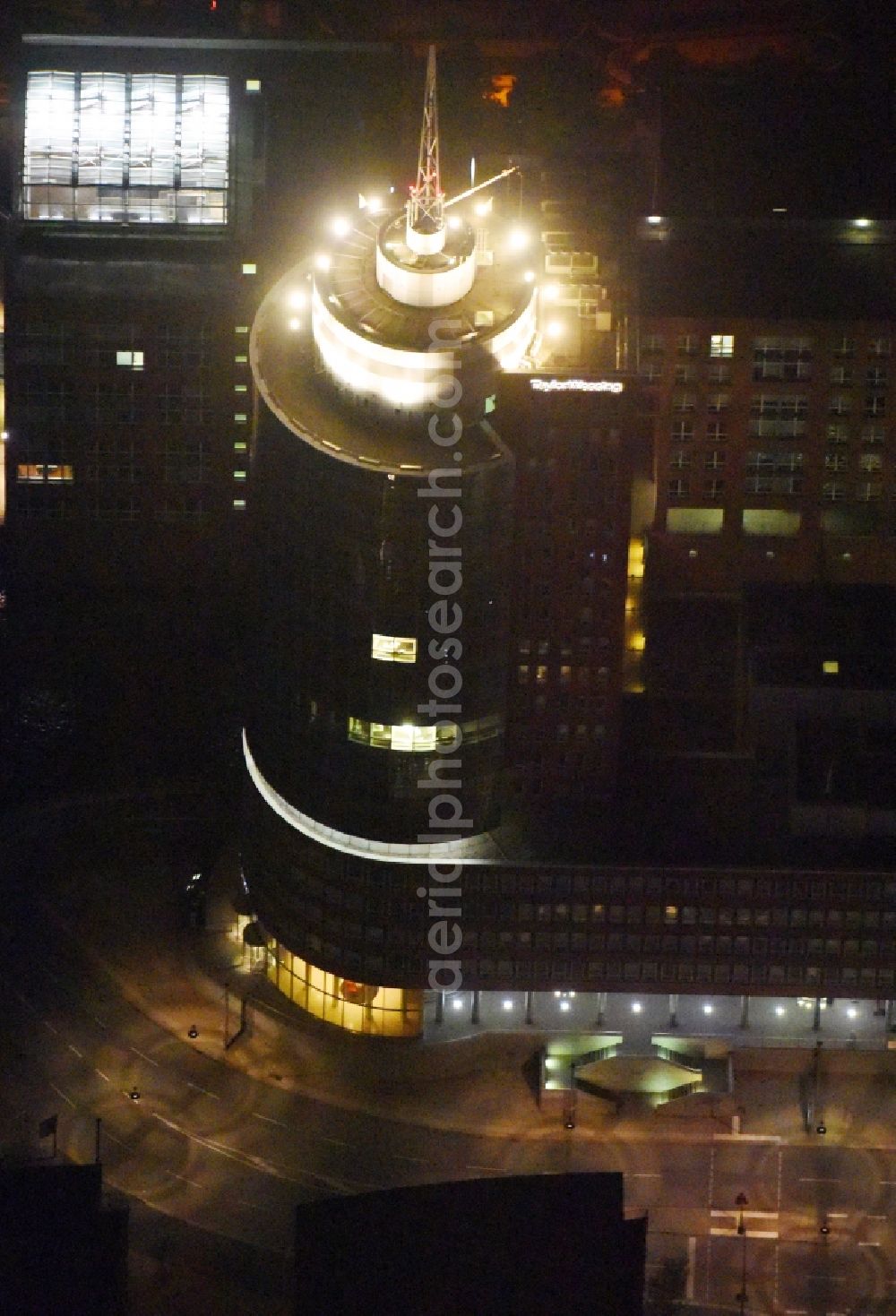 Hamburg at night from the bird perspective: Night view the building office skyscraper Hanseatic Trade Center in the warehouse district of HafenCity in Hamburg