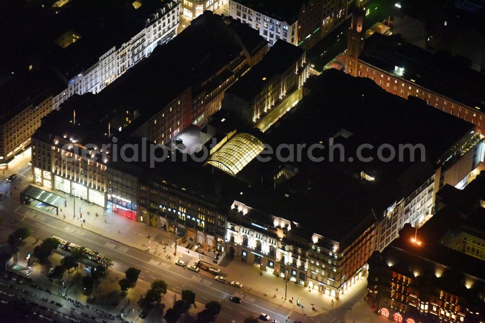 Aerial photograph at night Hamburg - Night view building of the shopping center Alsterhaus in Hamburg