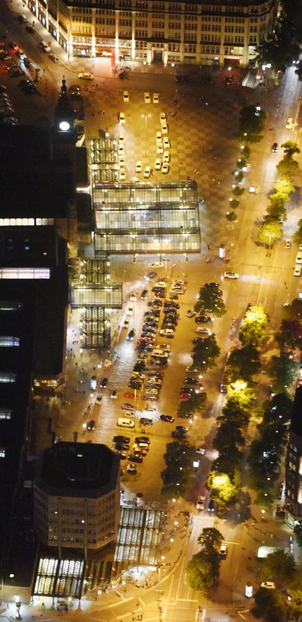 Hamburg at night from the bird perspective: Night lighting at Hachmannplatz front of the station of the Deutsche Bahn in Hamburg