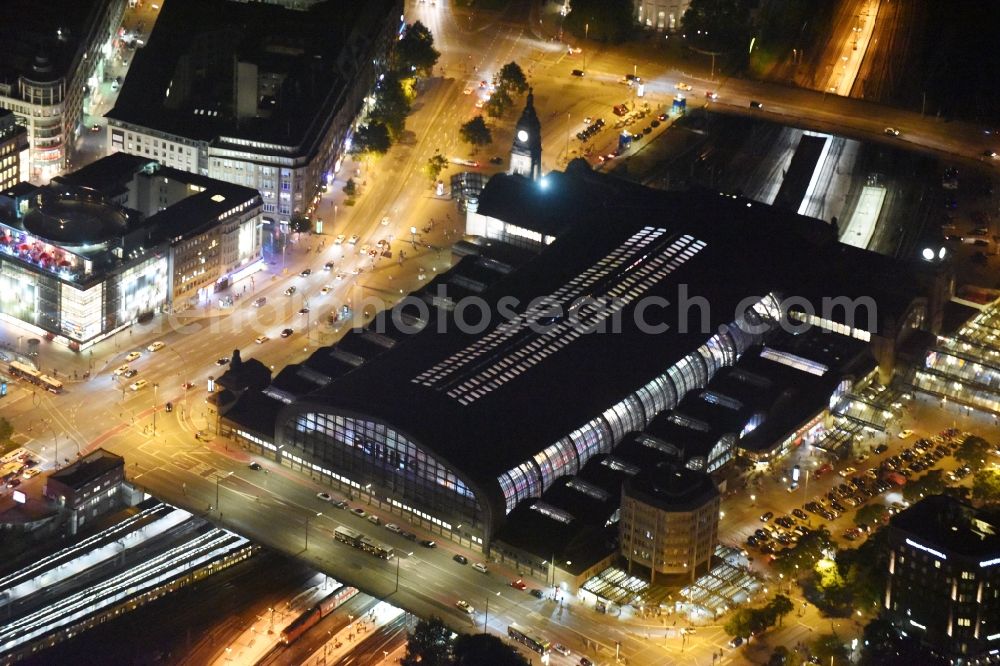 Aerial photograph at night Hamburg - Night view of Track progress and building of the main station of the railway in Hamburg