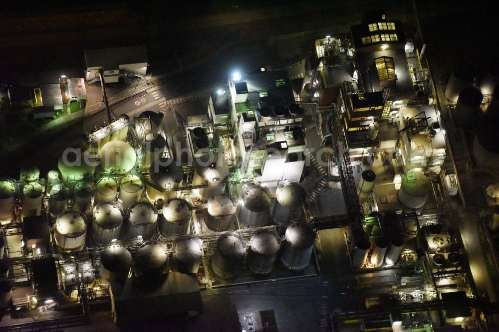 Aerial photograph at night Hamburg - Night vbiew Refinery equipment and management systems on the factory premises of the mineral oil manufacturers im Bereich der Hochtank- Lager im Hafen der HHLA in Hamburg