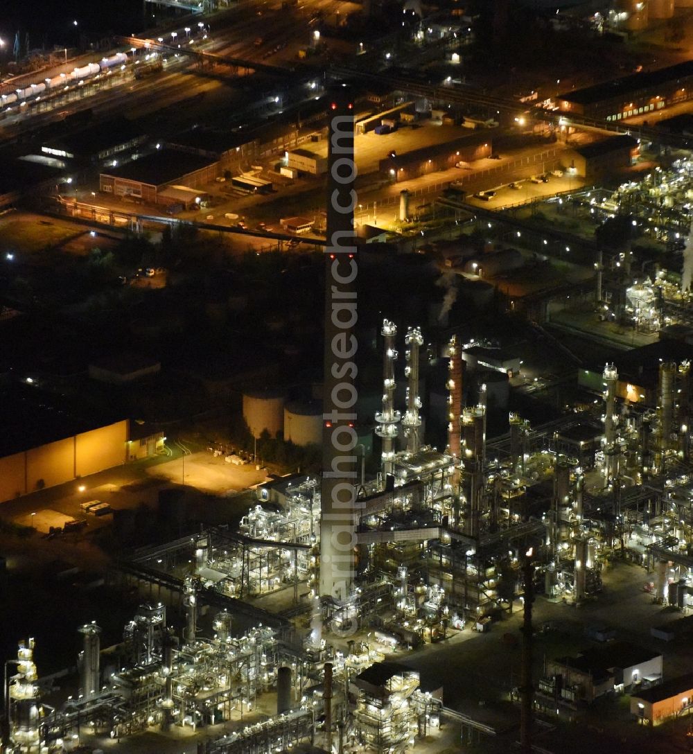 Aerial image at night Hamburg - Night vbiew Refinery equipment and management systems on the factory premises of the mineral oil manufacturers im Bereich der Hochtank- Lager im Hafen der HHLA in Hamburg