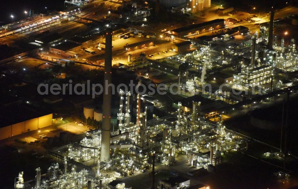 Hamburg at night from above - Night vbiew Refinery equipment and management systems on the factory premises of the mineral oil manufacturers im Bereich der Hochtank- Lager im Hafen der HHLA in Hamburg