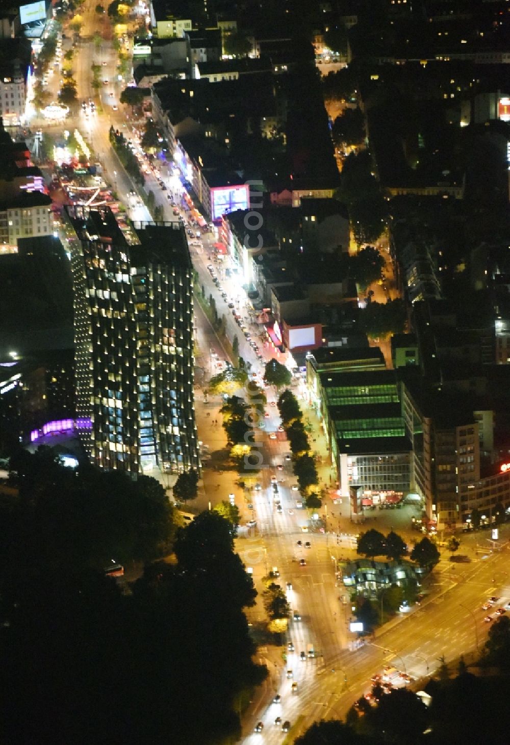 Hamburg at night from the bird perspective: Night view street guide of famous promenade and shopping street Reeperbahn in Hamburg