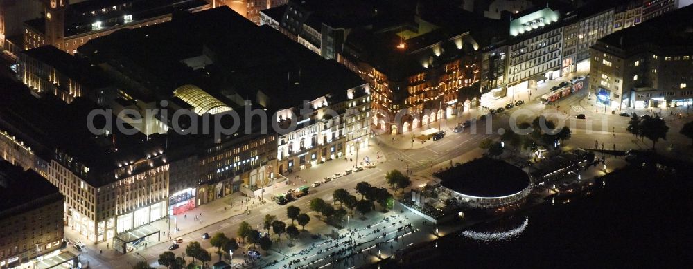 Aerial image at night Hamburg - Night view Riparian areas on the lake area of Binnenalster on Jungfernstieg Downtown center in Hamburg