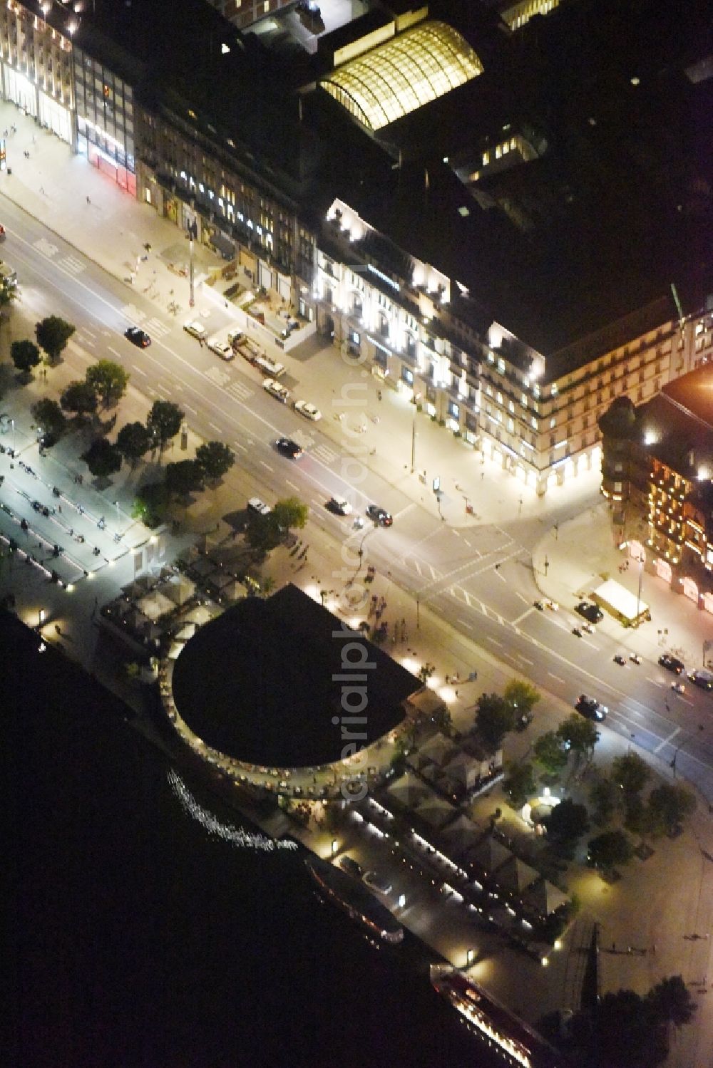 Aerial photograph at night Hamburg - Night view Riparian areas on the lake area of Binnenalster on Jungfernstieg Downtown center in Hamburg