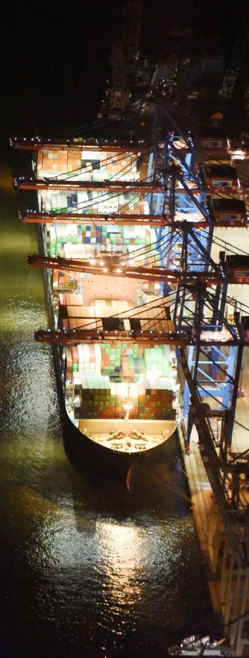 Hamburg at night from the bird perspective: Night view Container ship Trollerort - Steinwerder shore of Norderelbe port aerea in Hamburg