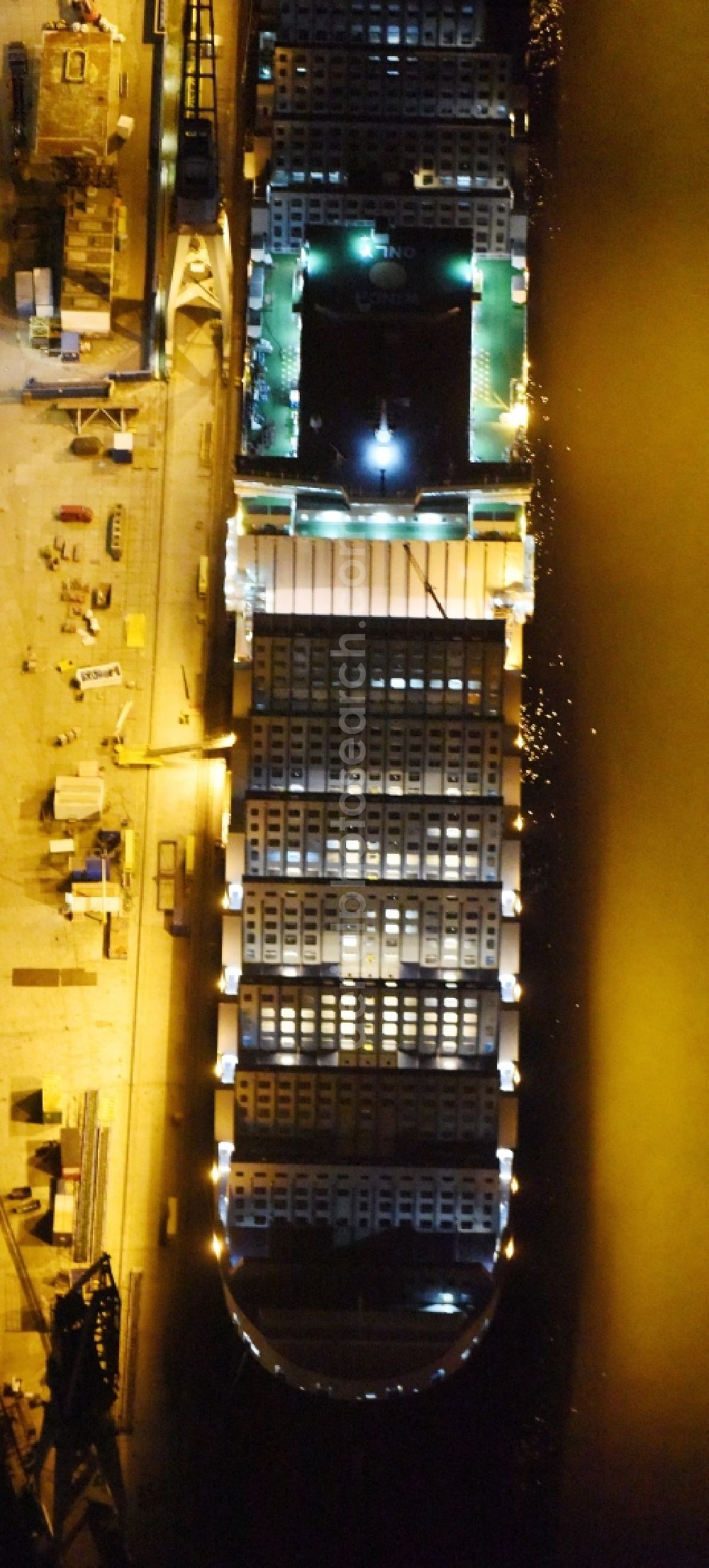 Hamburg at night from the bird perspective: Night view Container ship Trollerort - Steinwerder shore of Norderelbe port aerea in Hamburg