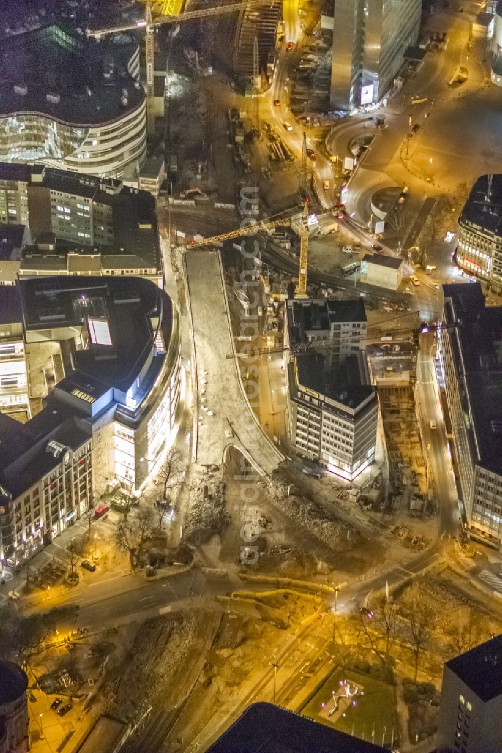 Aerial image at night Düsseldorf - Construction for the demolition of the old traffic tangent Tausendfüßler in downtown Dusseldorf in North Rhine-Westphalia