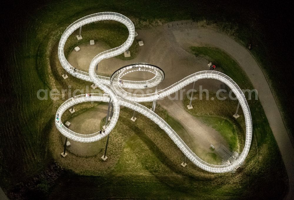 Duisburg at night from the bird perspective: Nacht- Luftbild Tiger and Turtle – Magic Mountain im Angerpark in Duisburg - Angerhausen im Rahmen der Aktion Extraschicht 2012. Die einer Achterbahn nachempfundene Landmarke befindet sich auf der Heinrich-Hildebrand-Höhe im Angerpark in Duisburg-Angerhausen. Die Großskulptur ist ein Kunstwerk von Heike Mutter und Ulrich Genth, das im Rahmen der Kulturhauptstadt Ruhr.2010 entwickelt wurde.// Night Aerial Tiger and Turtle - Magic Mountain Duisburg - Angerhausen under Action extra layer 2012th.