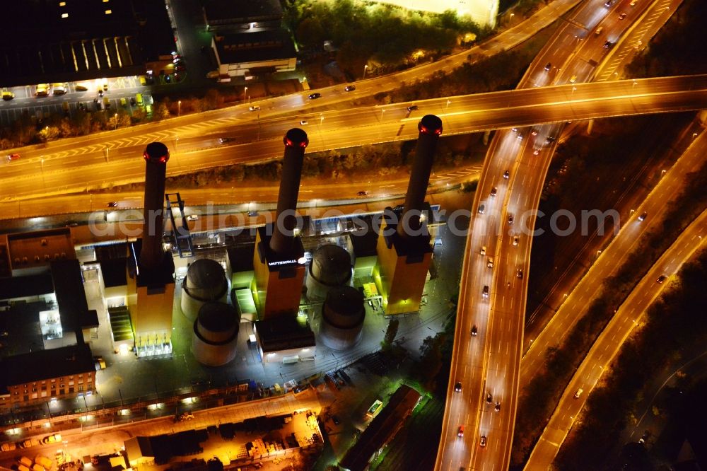 Berlin-Wilmersdor at night from the bird perspective: Yellow / Orange Night shot of a power plant in the district of Charlottenburg-Wilmersdorf. Operator is Vattenfall Europe AG. The heating plant is located on the Forckenbeckstrasse in Berlin