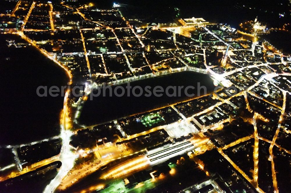 Aerial photograph at night Schwerin - Night view riparian areas on the lake area of Pfaffenteich in Schwerin in the state Mecklenburg - Western Pomerania