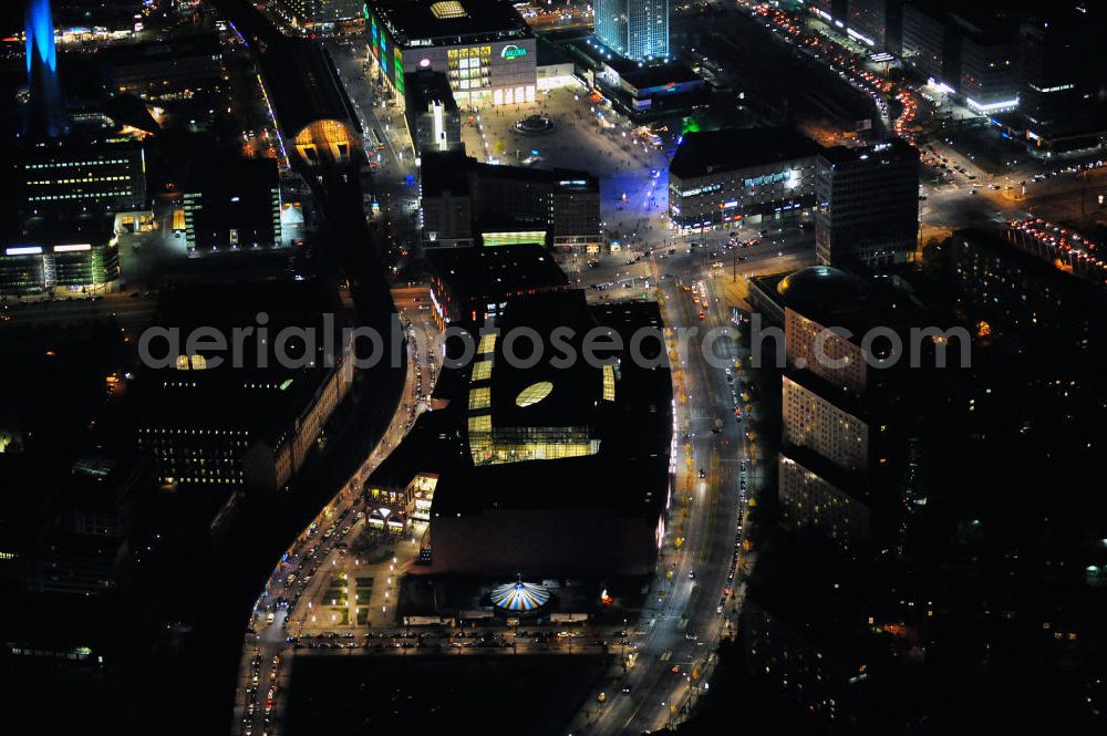 Berlin at night from the bird perspective: Nachtaufnahme: Sicht auf den Alexanderplatz mit dem Kaufhaus Alexa und mit Galeria Kaufhof und dem Bahnhof anlässlich des Festival Of Lights 2010 in Berlin. Nightshot: View to the shopping malls Alexa and Galeria Kaufhof and the train station at the Alexanderplatz in celebration of the Festival Of Lights 2010 in Berlin.