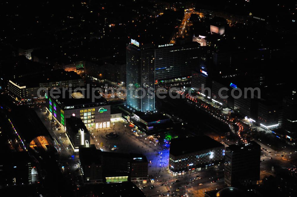 Berlin at night from the bird perspective: Nachtaufnahme: Sicht auf den Alexanderplatz mit dem Kaufhaus Alexa und mit Galeria Kaufhof, dem Bahnhof und dem Park Inn Hotel anlässlich des Festival Of Lights 2010 in Berlin. Nightshot: View to the shopping malls Alexa and Galeria Kaufhof, the train station and the Park Inn Hotel at the Alexanderplatz in celebration of the Festival Of Lights 2010 in Berlin.