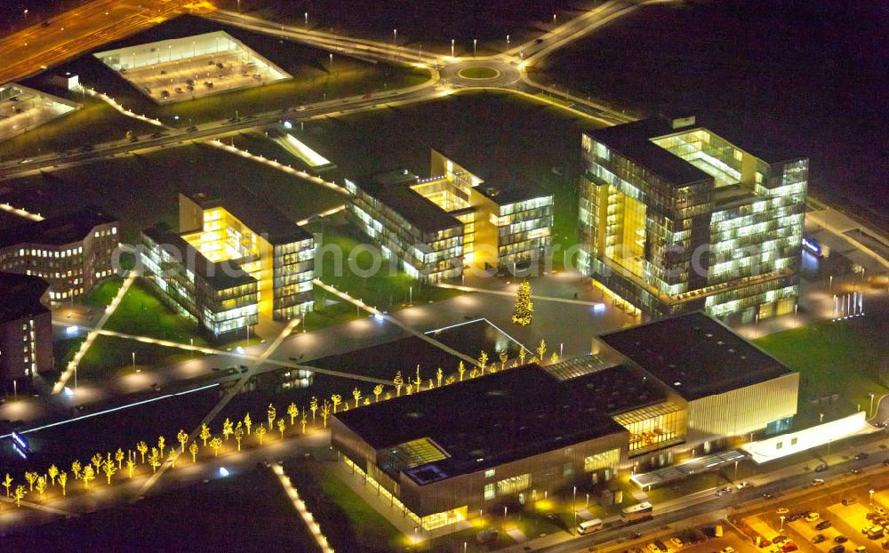 Aerial image at night Essen - Nachtaufnahme vom Areal des ThyssenKrupp Hauptquartier als Kern des Krupp-Gürtels in Essen. Im Hintergrund die Stadtansicht vom Stadtzentrum der Rhurmetropole. Auf dem zwischen 1945 und 2007 größtenteils brachliegenden Gelände der ehemaligen Kruppschen Gussstahlfabrik, die im Zweiten Weltkrieg teils zerstört, die Reste später demontiert und nicht wieder aufgebaut wurden, ist das Hauptquartier der ThyssenKrupp AG (Krupp und Thyssen fusionierten 1999) am 17. Juni 2010 offiziell eröffnet worden. The Thyssen House in the newly established ensemble of ThyssenKrupp's headquarters as the core of the Krupp Belt in Essen.