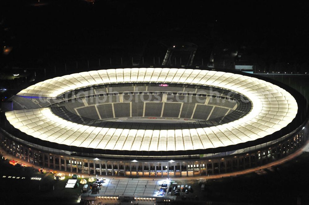 Aerial photograph at night Berlin - Nachtaufnahme des Berliner Olympiastadions. Das Stadion wurde von 1934 bis 1936 anlässlich der Olympischen Sommerspiele 1936 mit einem Fassungsvermögen von 100.000 Zuschauern nach Plänen des Architekten Werner March erbaut. View of the Berlin Olympic stadium at night.