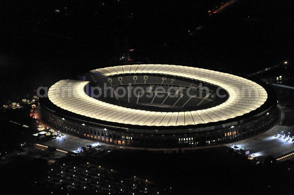 Berlin at night from above - Nachtaufnahme des Berliner Olympiastadions. Das Stadion wurde von 1934 bis 1936 anlässlich der Olympischen Sommerspiele 1936 mit einem Fassungsvermögen von 100.000 Zuschauern nach Plänen des Architekten Werner March erbaut. View of the Berlin Olympic stadium at night.