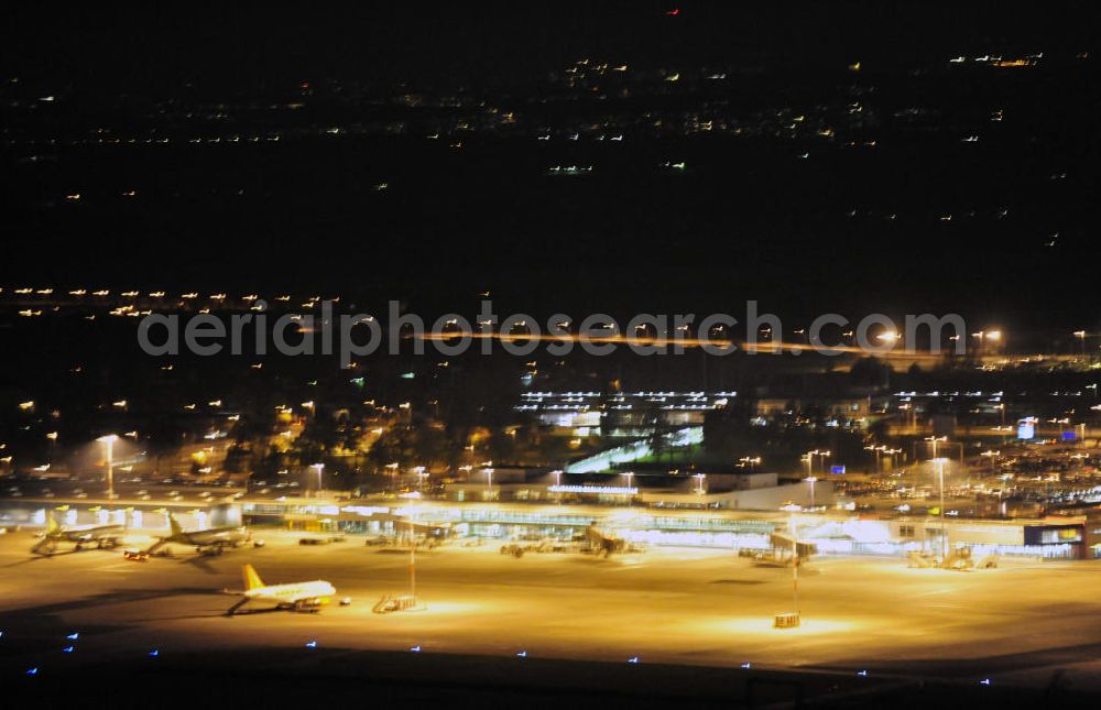 Aerial photograph at night Schönefeld - Nachtaufnahme: Sicht auf die Abfertigungshalle am Flughafen Berlin-Schönefeld. Wenn der Flughafen BBI in absehbarer Zeit in Betrieb geht, wird dieser Bereich überflüssig. Im Gespräch ist eine Weiternutzung des Abfertigungsbereiches zum Empfangsbereich für die Regierungsfliegerstaffel der Bundesregierung. Nightshot: View to the terminal building of the Berlin-Schönefeld Airport. The reconstruction to the BBI is non-completed.