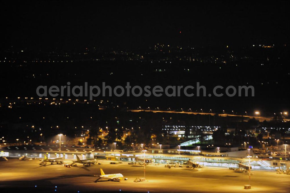 Aerial image at night Schönefeld - Nachtaufnahme: Sicht auf die Abfertigungshalle am Flughafen Berlin-Schönefeld. Wenn der Flughafen BBI in absehbarer Zeit in Betrieb geht, wird dieser Bereich überflüssig. Im Gespräch ist eine Weiternutzung des Abfertigungsbereiches zum Empfangsbereich für die Regierungsfliegerstaffel der Bundesregierung. Nightshot: View to the terminal building of the Berlin-Schönefeld Airport. The reconstruction to the BBI is non-completed.