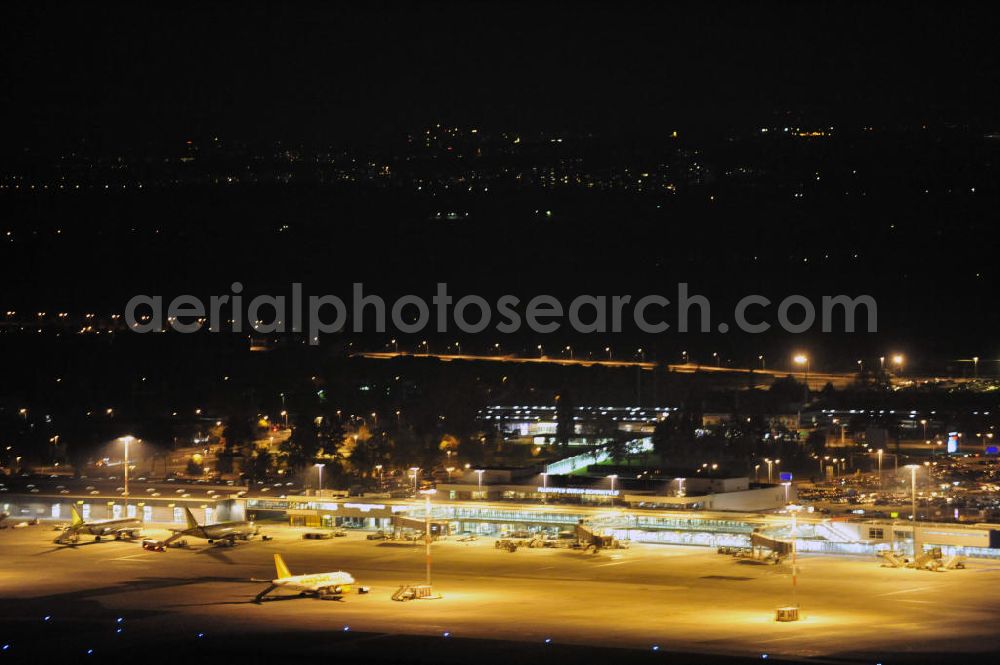 Schönefeld at night from above - Nachtaufnahme: Sicht auf die Abfertigungshalle am Flughafen Berlin-Schönefeld. Wenn der Flughafen BBI in absehbarer Zeit in Betrieb geht, wird dieser Bereich überflüssig. Im Gespräch ist eine Weiternutzung des Abfertigungsbereiches zum Empfangsbereich für die Regierungsfliegerstaffel der Bundesregierung. Nightshot: View to the terminal building of the Berlin-Schönefeld Airport. The reconstruction to the BBI is non-completed.