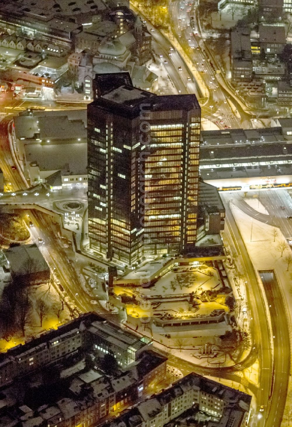 Essen at night from above - Night view of the building of high-rise city hall , the Essen city government in North Rhine-Westphalia