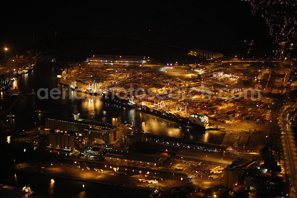 Aerial image at night Liverpool - Blick auf die Hafenanlagen in Liverpool bei Nacht. View of docks of Liverpool at night.